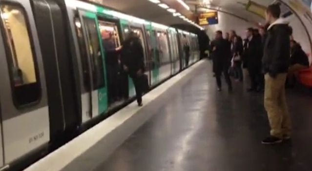 Οπαδοί της Τσέλσι πέταξαν μαύρο επιβάτη έξω από το μετρό (VIDEO)