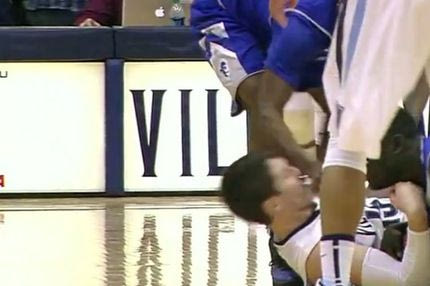 Mπουνιά εν ψυχρώ σε διεκδίκηση στο NCAA! (VIDEO)