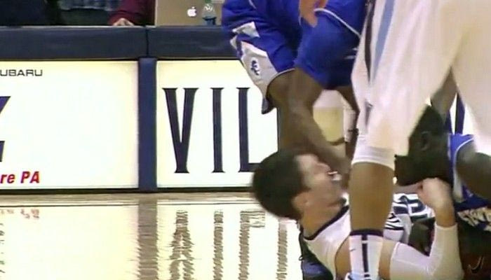 Mπουνιά εν ψυχρώ σε διεκδίκηση στο NCAA! (VIDEO)