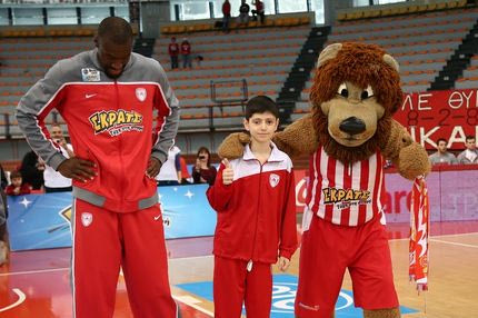 Ο Ολυμπιακός έκανε πραγματικότητα το όνειρο δεκάχρονου (PHOTOS)