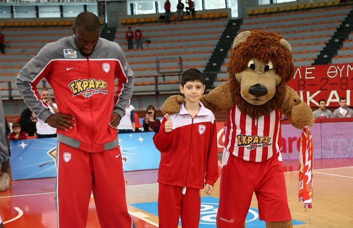 Ο Ολυμπιακός έκανε πραγματικότητα το όνειρο δεκάχρονου (PHOTOS)