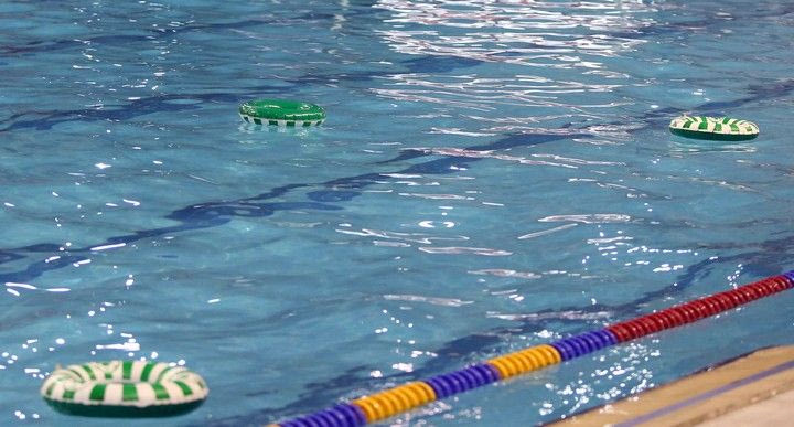 Γέμισε σωσίβια η πισίνα (PHOTOS)