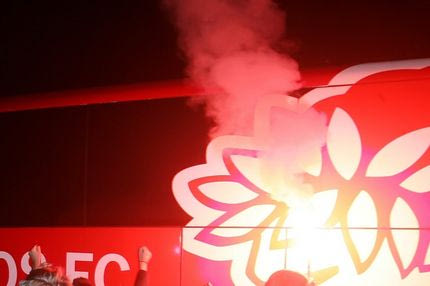 Επίθεση με μολότοφ στο πούλμαν του Ολυμπιακού! (VIDEO)
