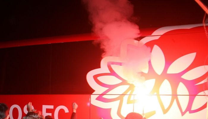 Επίθεση με μολότοφ στο πούλμαν του Ολυμπιακού! (VIDEO)