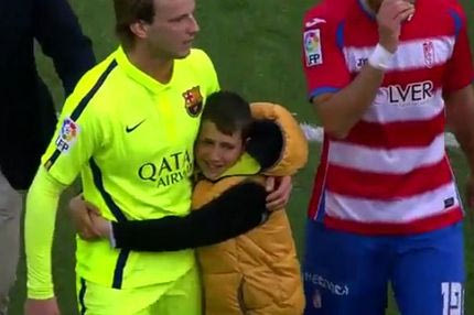 Πιτσιρικάς αγκάλιασε τον Ράκιτιτς και ξέσπασε σε λυγμούς (VIDEO)