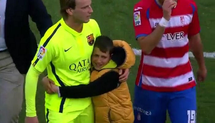 Πιτσιρικάς αγκάλιασε τον Ράκιτιτς και ξέσπασε σε λυγμούς (VIDEO)