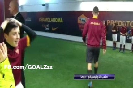 ΑΠΙΣΤΕΥΤΗ αντίδραση παιδιού όταν τον χαιρέτησε ο Τότι! (VIDEO)