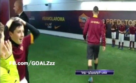 ΑΠΙΣΤΕΥΤΗ αντίδραση παιδιού όταν τον χαιρέτησε ο Τότι! (VIDEO)