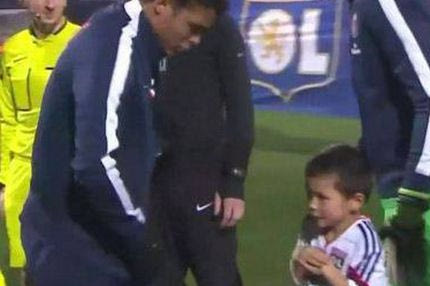 Ο Τιάγκο Σίλβα έδωσε την ζακέτα του σε παιδάκι που κρύωνε (VIDEO)