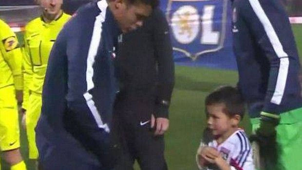 Ο Τιάγκο Σίλβα έδωσε την ζακέτα του σε παιδάκι που κρύωνε (VIDEO)