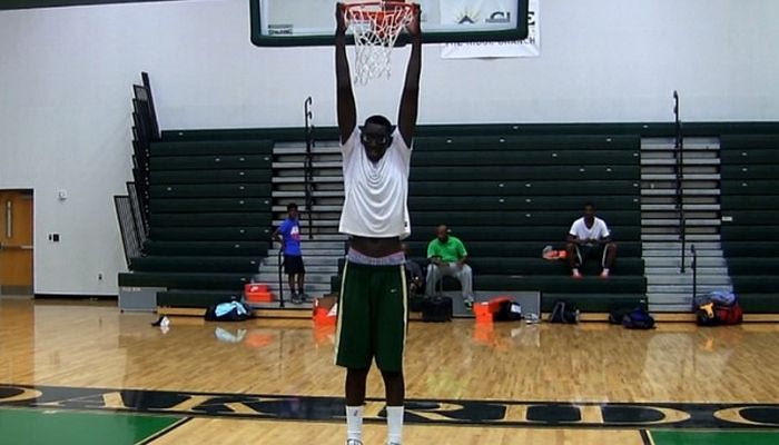 Ο 16χρονος με ύψος 2.28 τρελαίνει την Αμερική (PHOTOS & VIDEOS)