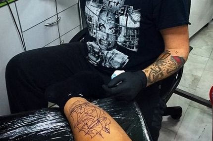 Το νέο tatoo του Κλάους