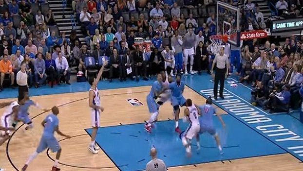 Ευστόχησε σε βολή με αντίθετο χέρι! (VIDEO)