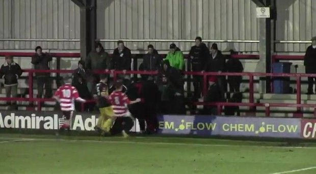 Ξύλο μεταξύ τερματοφύλακα και οπαδού! (VIDEO)