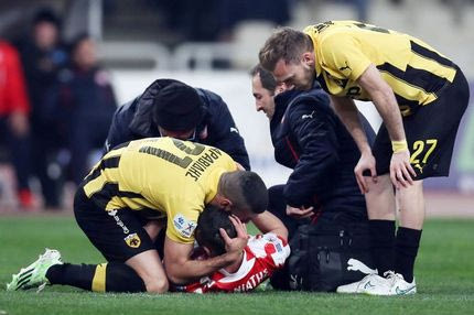 Ο τραυματισμός του Μανιάτη από τον Πλατέλλα και το fair play του Αραβίδη (VIDEOS)