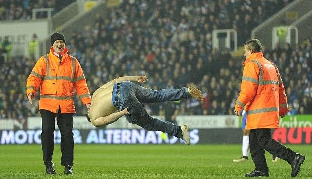 Ο πιο τρελός εισβολέας: Έκανε τούμπες στον αέρα! (VIDEO)