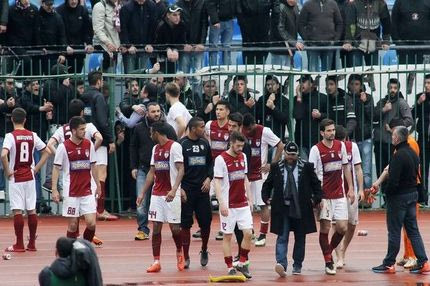 Κράξιμο στους παίκτες της Λάρισας από τους οπαδούς (PHOTOS)