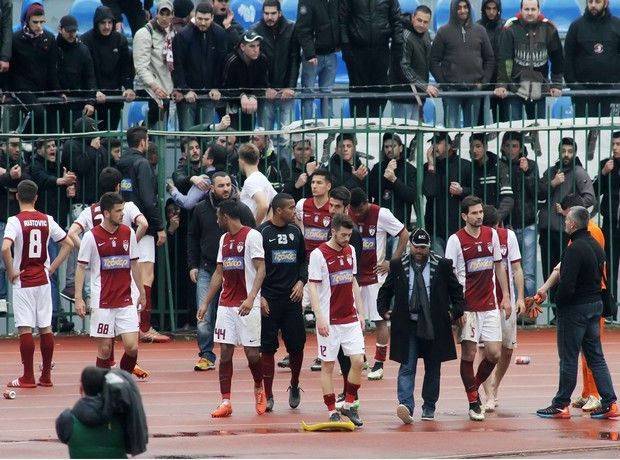 Κράξιμο στους παίκτες της Λάρισας από τους οπαδούς (PHOTOS)