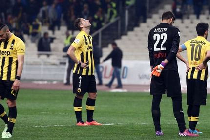 H απογοήτευση των παικτών της ΑΕΚ στο γκολ του Χάρα (PHOTOS)