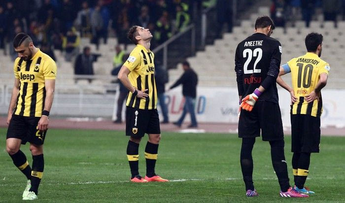 H απογοήτευση των παικτών της ΑΕΚ στο γκολ του Χάρα (PHOTOS)