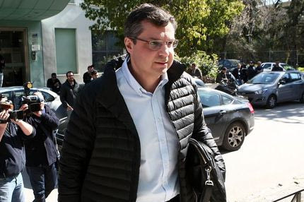 “Ούτε τα προσχήματα κρατούν…”