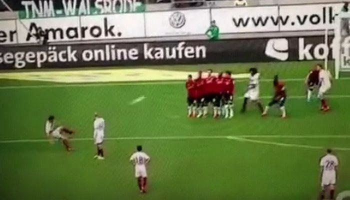 Ο Αλόνσο γλίστρησε αλλά πέτυχε γκολ με απευθείας εκτέλεση φάουλ (VIDEO)