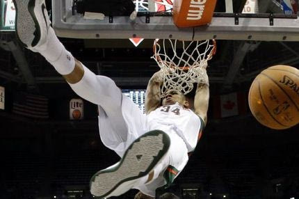 Ασταμάτητος ο Giannis: Το προσωπικό σόου και το ρεκόρ καριέρας (VIDEO)