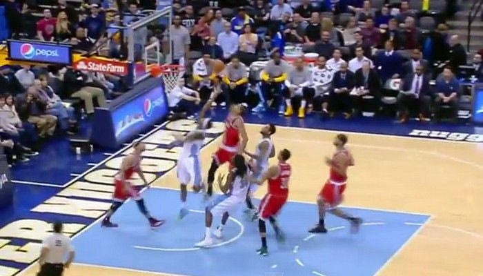 Φόβος και τρόμος ο Αντετοκούνμπο: απίθανο κόψιμο στον αιφνιδιασμό (VIDEO)