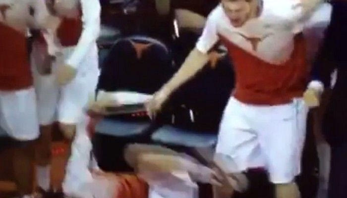 Tρομερή αντίδραση πάγκου μετά από κάρφωμα (VIDEO)