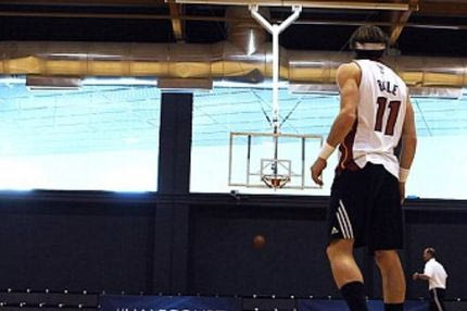 Τα “κολλάει” από το κέντρο ο Μπέιλ: στο μπάσκετ (VIDEO)