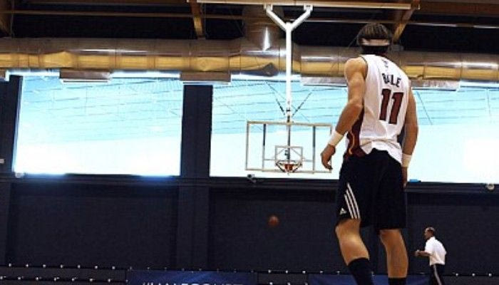 Τα “κολλάει” από το κέντρο ο Μπέιλ: στο μπάσκετ (VIDEO)