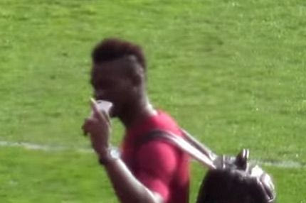 Η άσεμνη χειρονομία του Μπαλοτέλι στους φίλους της Γιουνάιτεντ (VIDEO)