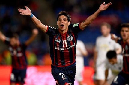 Τι έκανε ο Μπαριέντος! Σκόραρε από τη σέντρα! (VIDEOS)