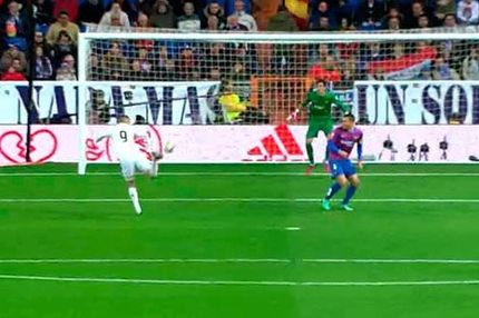 Πήγε να βάλει το γκολ της χρονιάς: Η ΑΠΙΣΤΕΥΤΗ ευκαιρία του Μπενζεμά (VIDEO)