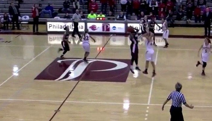 Απίθανο buzzer beater με άρωμα γυναίκας! (VIDEO)