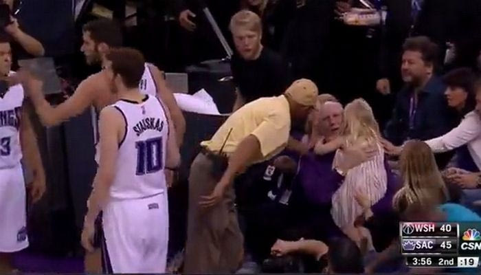 O Κάσπι έπεσε πάνω στους θεατές και… τρόμαξε κοριτσάκι (VIDEO)