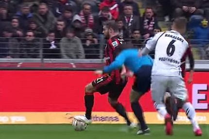 Συγκρούστηκε με τον διαιτητή και τον έβγαλε νοκ άουτ (VIDEO)