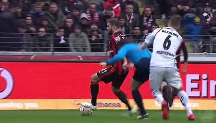 Συγκρούστηκε με τον διαιτητή και τον έβγαλε νοκ άουτ (VIDEO)