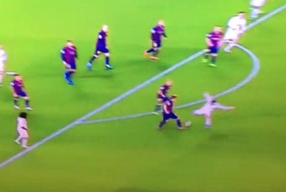 Κορυφαία ντρίμπλα ή τυχερή ενέργεια; (VIDEO)