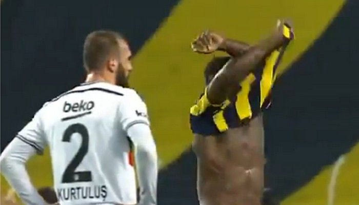 Έβγαλε τη φανέλα του και έγινε μόνος αλλαγή λόγω γιούχας (VIDEO)