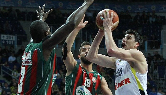 Πάντα μπροστά η Φενέρμπαχτσε, θετικός ο Ζήσης