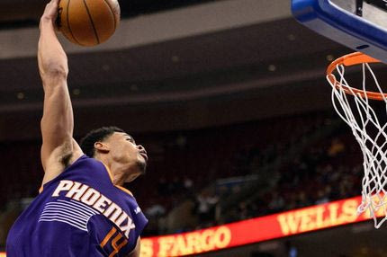 Εντυπωσιακό επιτόπιο κάρφωμα μόνο με κάλτσες (VIDEO)