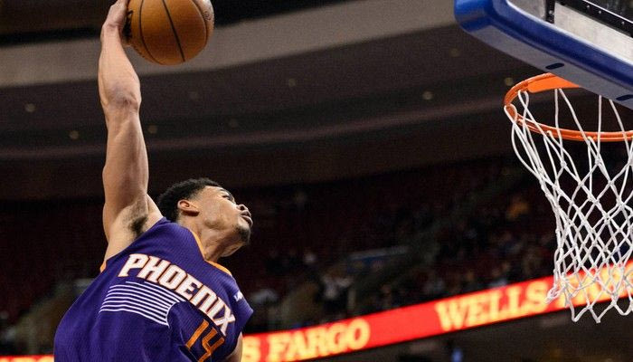 Εντυπωσιακό επιτόπιο κάρφωμα μόνο με κάλτσες (VIDEO)