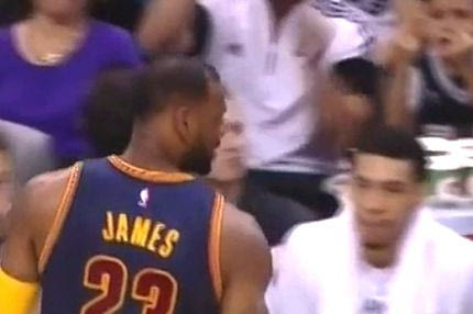 Εκανε χειρονομίες στον Λεμπρόν και του έκανε παρατήρηση ο πατέρας του (VIDEO)