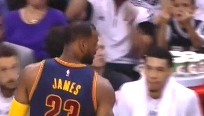 Εκανε χειρονομίες στον Λεμπρόν και του έκανε παρατήρηση ο πατέρας του (VIDEO)