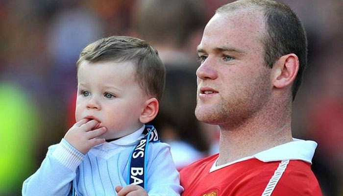 O 5χρονος γιος του Ρούνεϊ υπογράφει… αυτόγραφα (PHOTO)