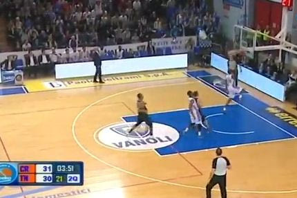 Τρομερό κάρφωμα ρούκι (VIDEO)