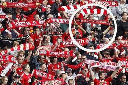 Ψεύτικη η φωτογραφία του οπαδού της Γιουνάιτεντ στο “πέταλο” του “Άνφιλντ”!