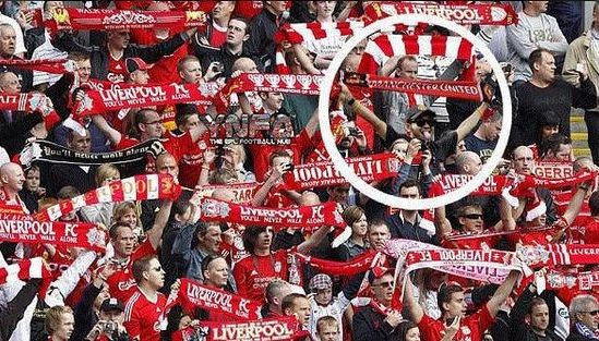 Οπαδός της Μάντσεστερ Γιουνάιτεντ ανάμεσα στους φανατικούς της Λίβερπουλ! (PHOTO)