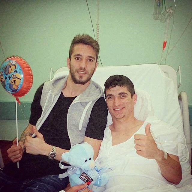 Λουλούδια και ευχές από Μαρινάκη και παίκτες στον Μάνταλο